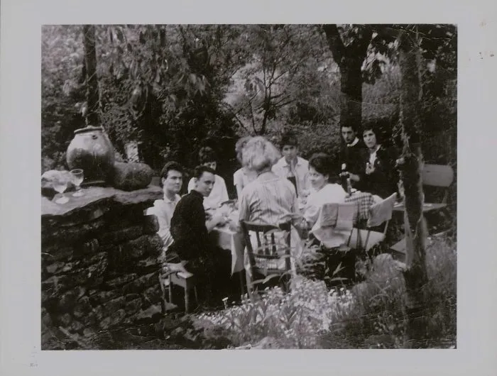 Déjeuner en plein air avec Mlle Coppona et les apprentis de l’École de tissage