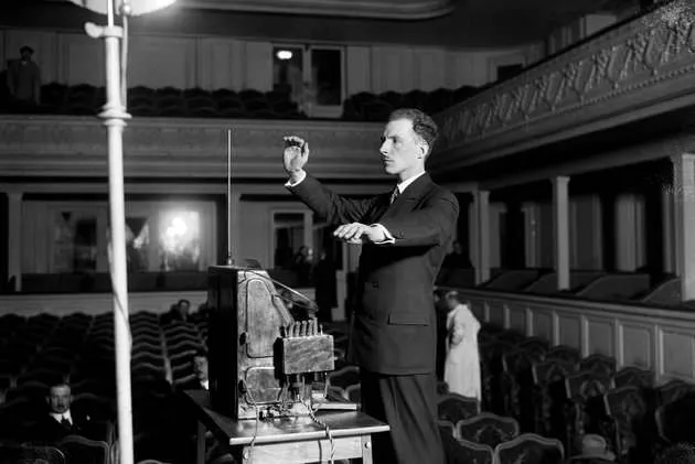 Leon Theremin faisant une démonstration de son instrument en décembre 1927 (domaine public)