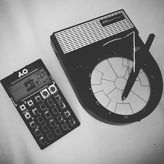 image d'un stylophone rythmique de forme ronde