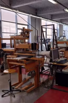 Une vue d’un des ateliers dans lesquels les élèves peuvent expérimenter différentes machines, de la plus rudimentaire à la plus sophistiquée.
