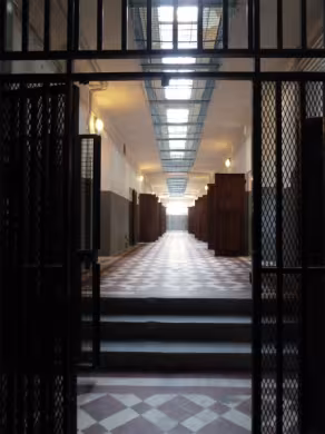 Vue d'un couloir du rez-de chaussée de la prison Montluc