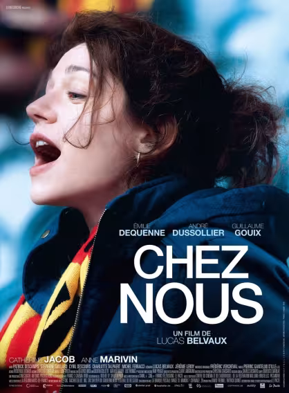 Visage d'une femme dans les tribunes d'un match de foot