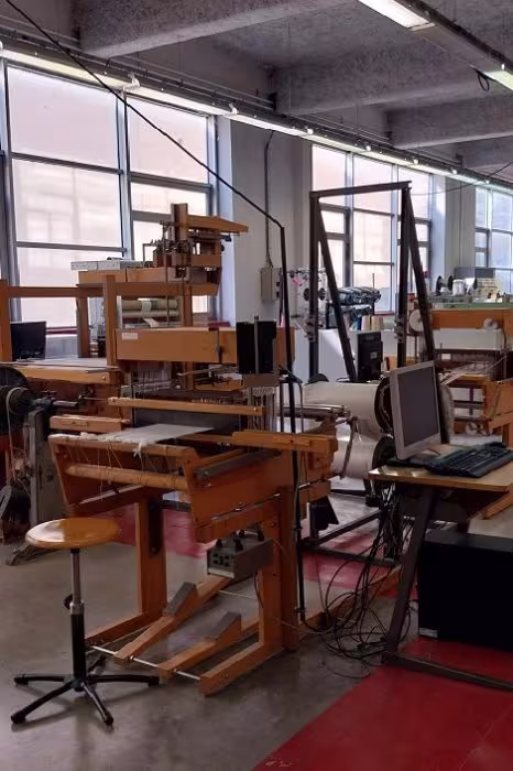 Une vue d’un des ateliers dans lesquels les élèves peuvent expérimenter différentes machines, de la plus rudimentaire à la plus sophistiquée.