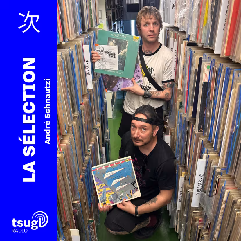 La Sélection André Schnautzi Tsugi Radio. Lio et Snon du groupe de musique Prince Harry tenant des pochettes de disque vinyles à la Bibliothèque municipale de Lyon